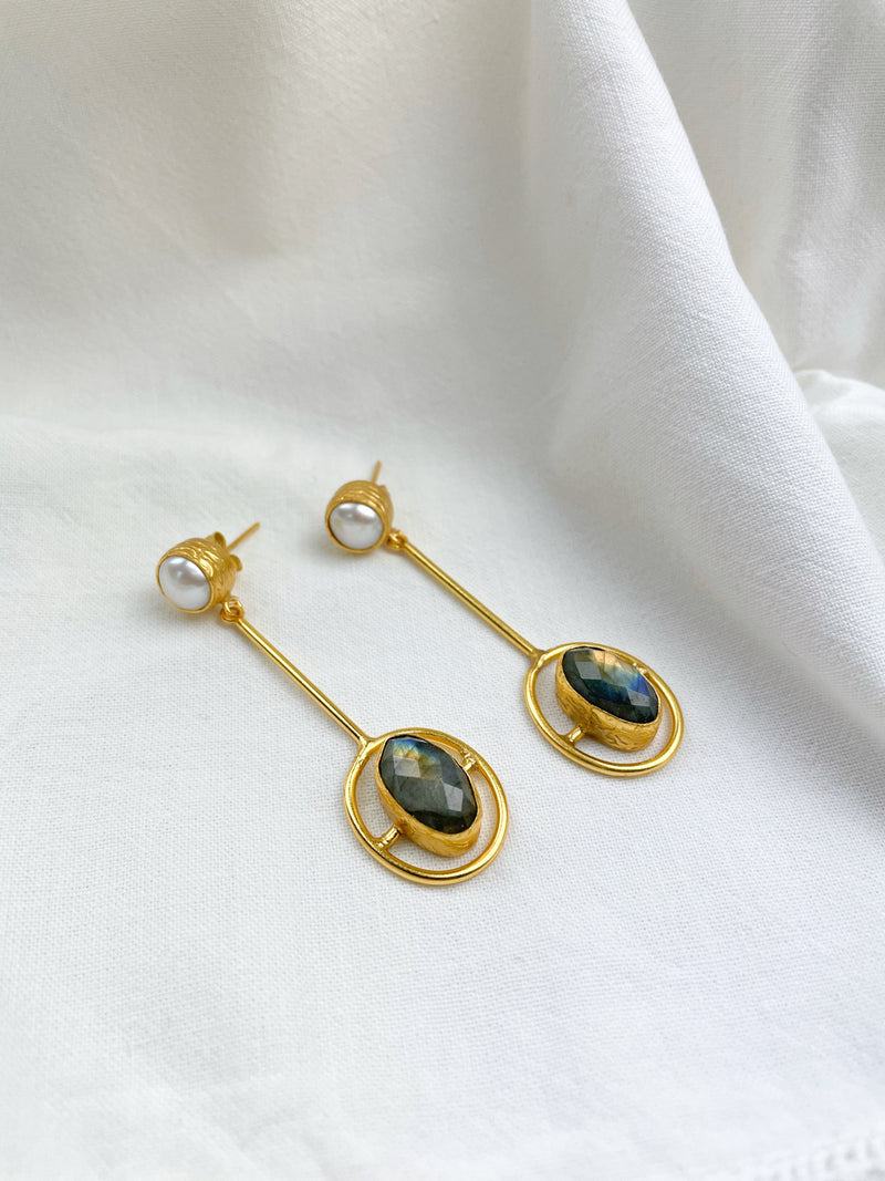 Tea – Pendientes Dorados con Perla y Labradorita