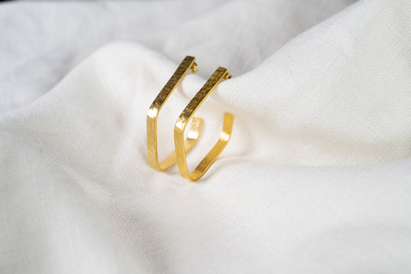 Perséfone – Pendientes Dorados de Diseño Único