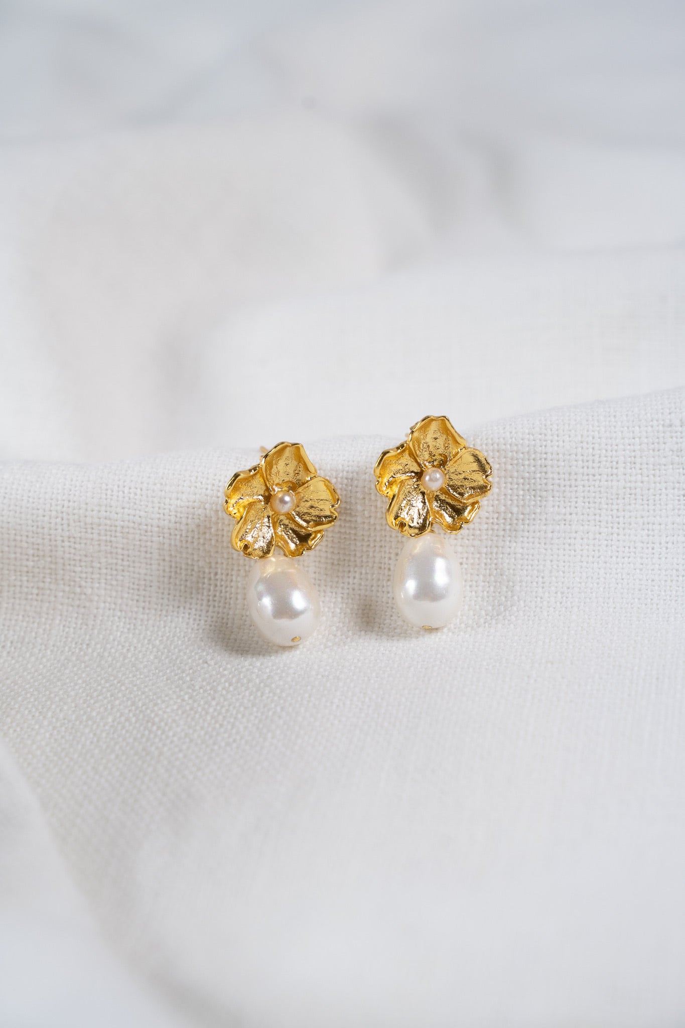 Hana – Pendientes Flor Dorada con Perla Colgante
