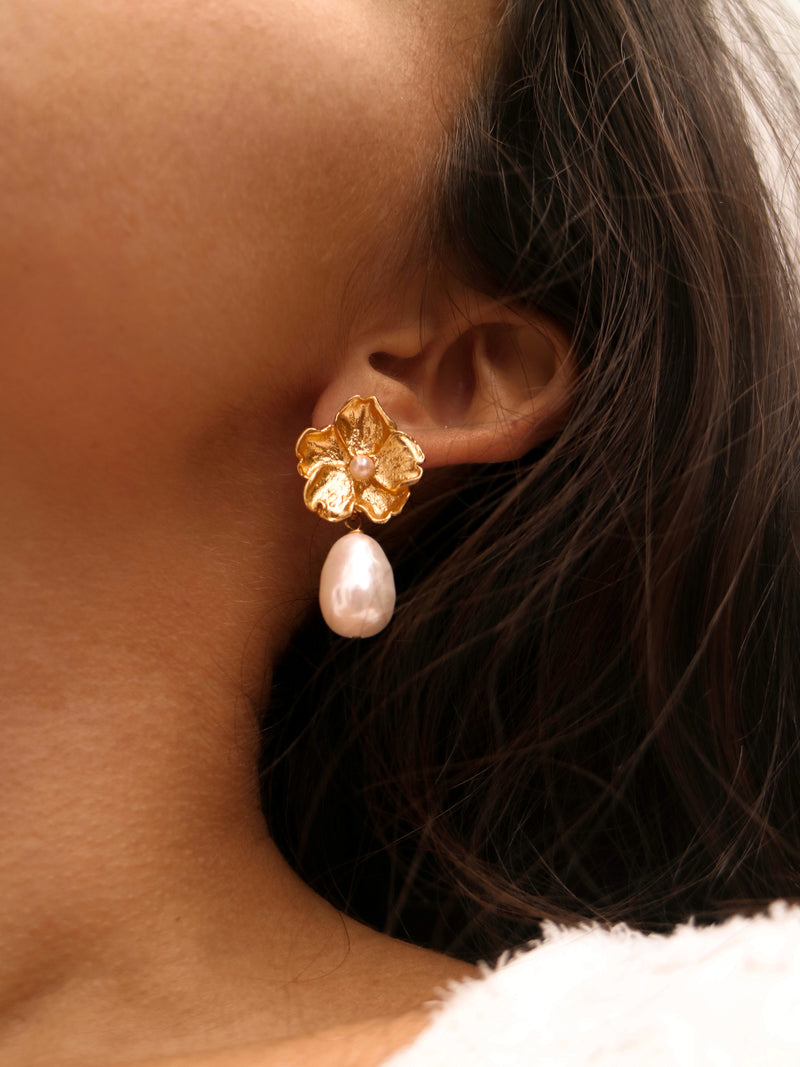 Hana – Pendientes Dorados de Flor con Perla Colgante