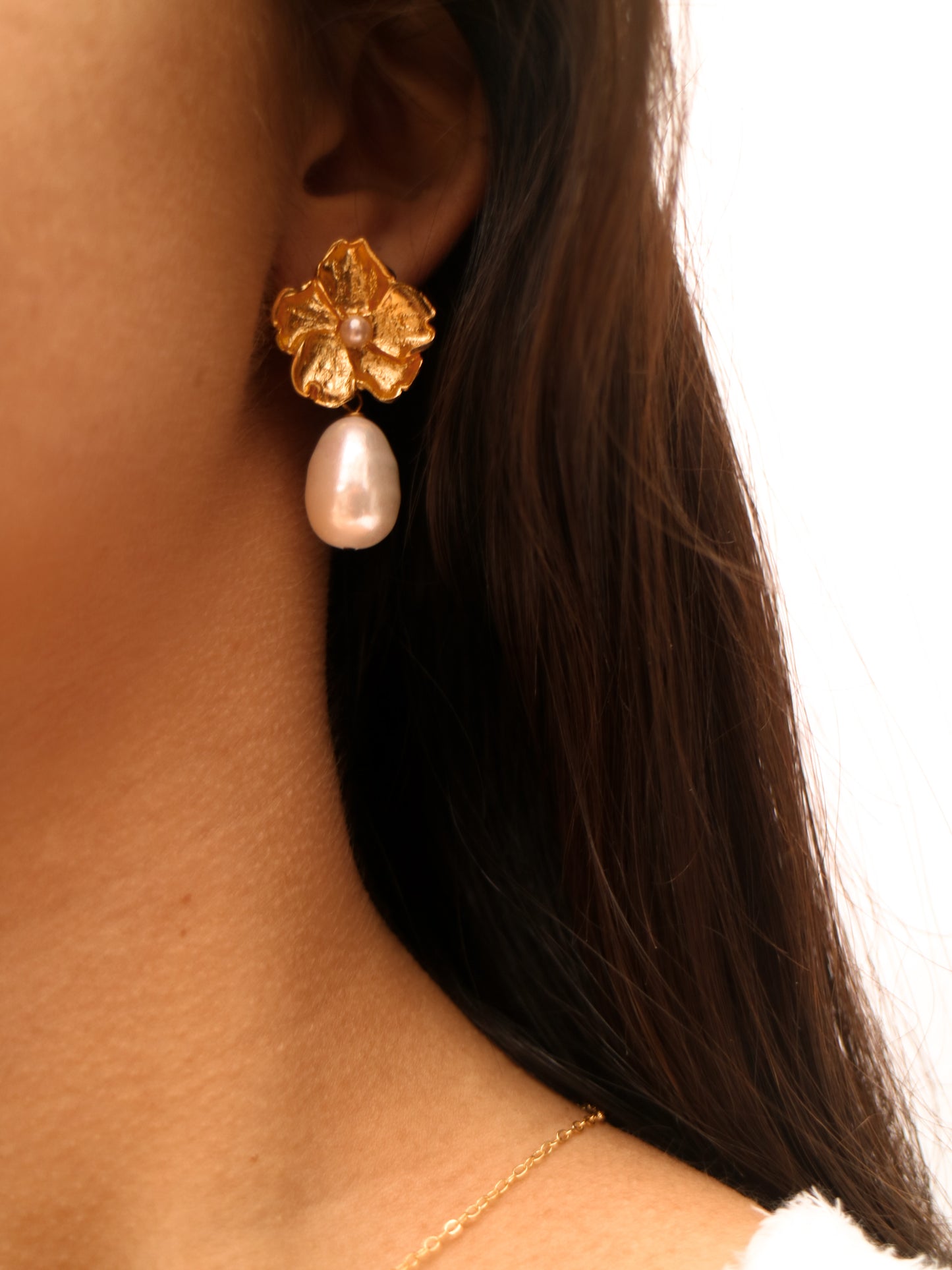 Hana – Pendientes Flor Dorada con Perla Colgante