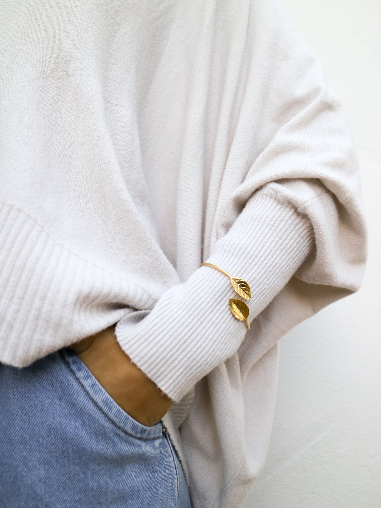 Eos – Brazalete Latón Bañado Oro Hojas