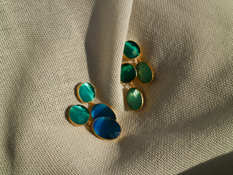 Boreas – Pendientes Dorados con Piedras de Colores