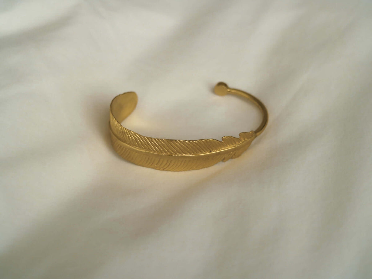 Ícaro – Pulsera Rígida Dorada de Pluma