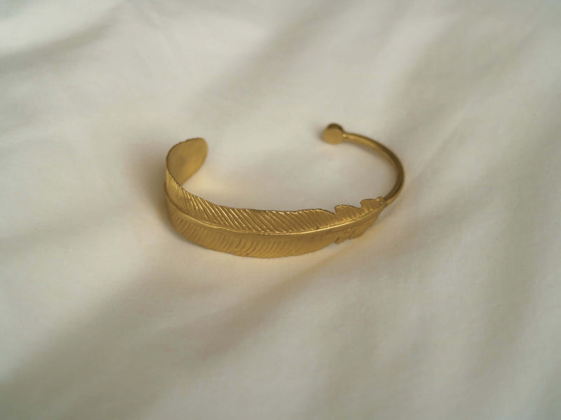 Ícaro – Pulsera Rígida Dorada de Pluma