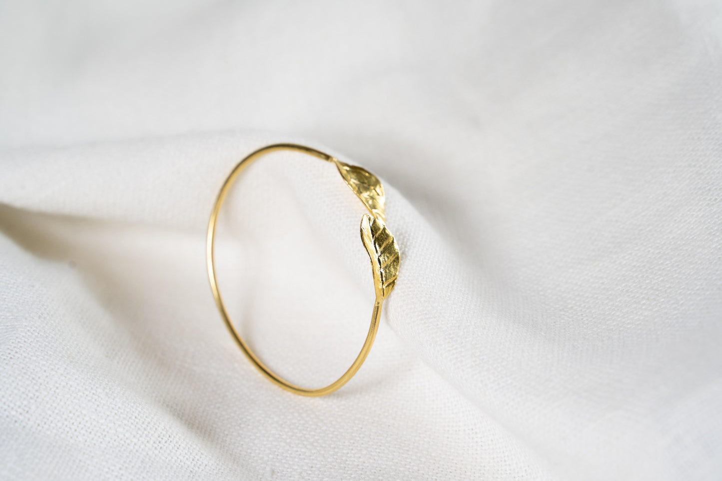 Eos – Brazalete Latón Bañado Oro Hojas