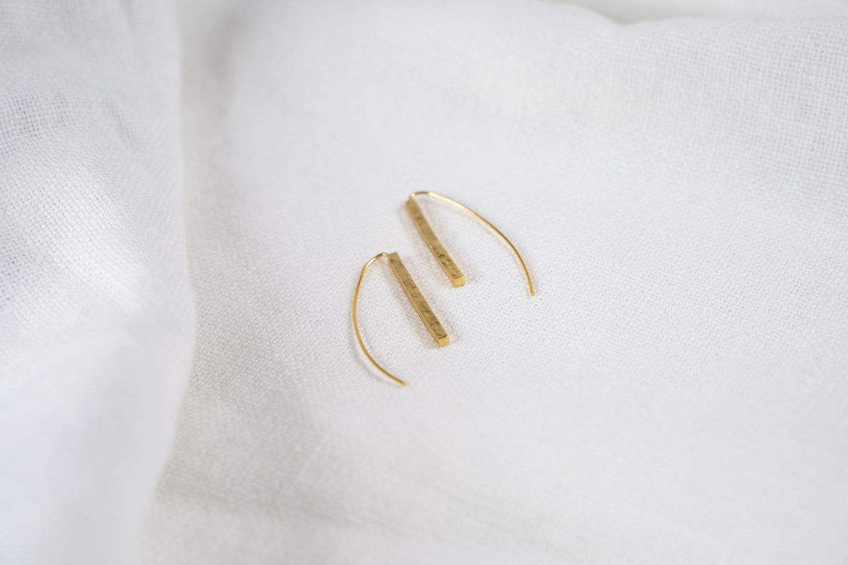 Hebe – Pendientes Dorados de Barra Fina Minimalistas