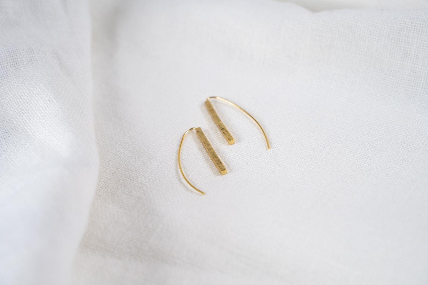 Hebe – Pendientes Barra Fina Dorada Minimalista