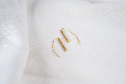 Hebe – Pendientes Barra Fina Dorada Minimalista