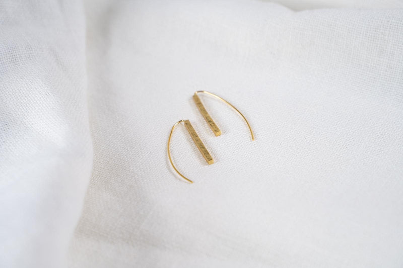 Hebe – Pendientes Dorados de Barra Fina Minimalistas